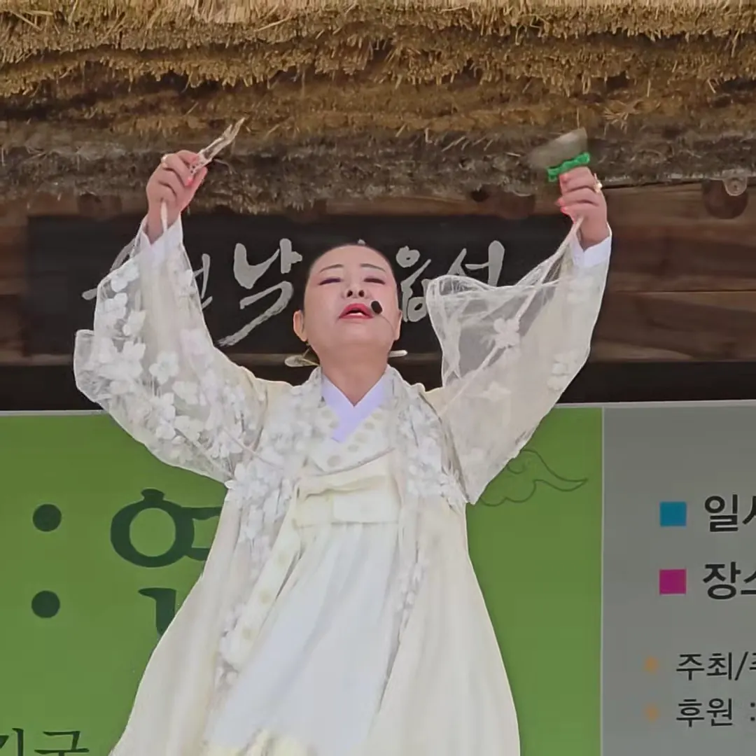 두 팔을 들어 방울잔과 신칼을 올리는 가월 박선애