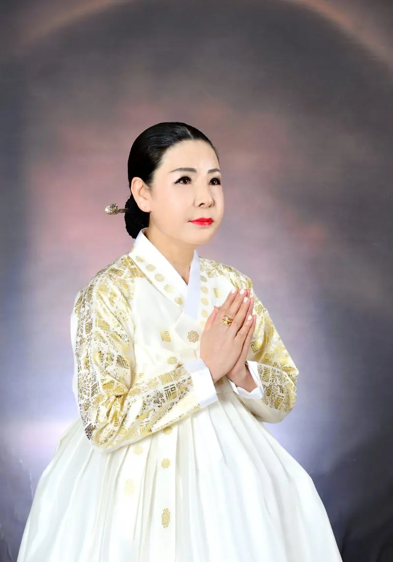 흰 한복을 입고 두 손을 모은 가월 박선애